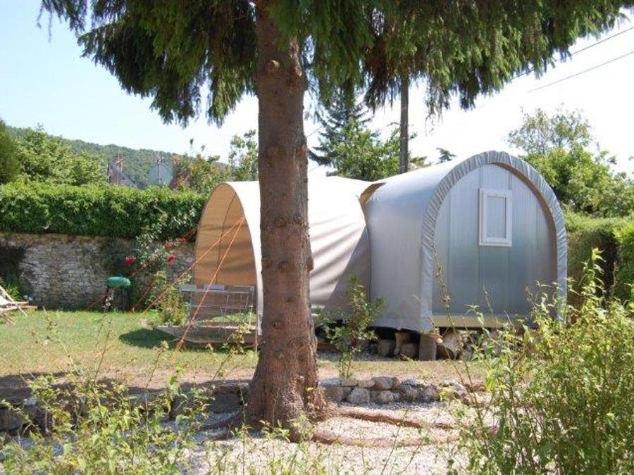 Camping Pas Cher vous présente avec son site Officiel campingpascher.fr, le Camping Chateau De Bouafles classé 4 étoiles, situé sur la commune de Bouafles dans le département Eure (Haute Normandie) en France. Le camping Chateau De Bouafles, vous présente un hébergement de type tente de 16 m² pour 4 personnes. Le camping Chateau De Bouafles vous propose du dimanche 30 août au dimanche 06 septembre 2026 pour 7 nuits à 328€. Cette location propose 89 dates différentes pour réserver votre séjour. Découvrez également les 16 autres gammes d'hébergements du camping. Les Avis clients pour le Camping Chateau De Bouafles sont de 7 sur 10. Aire de jeux enfants, Canoë-kayak, Court de tennis, Cyclisme, Golf, Parcours sportif, Piscine, Pétanque, Randonnée, Terrain multisports, Bar, Dépôt de pain,... En savoir plus : cliquez-ICI.