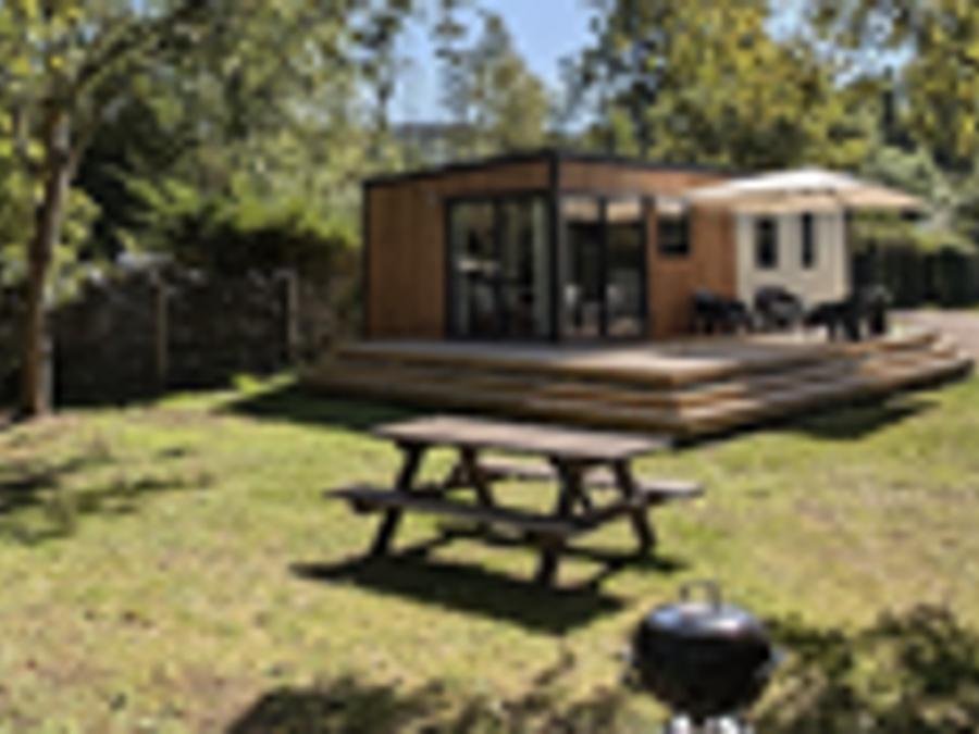 Camping Pas Cher vous présente avec son site Officiel campingpascher.fr, le Camping Chateau De Bouafles classé 4 étoiles, situé sur la commune de Bouafles dans le département Eure (Haute Normandie) en France. Le camping Chateau De Bouafles, vous présente un hébergement de type mobil-home et télévision. Le camping Chateau De Bouafles vous propose du dimanche 06 septembre au dimanche 13 septembre 2026 pour 7 nuits à 440€. Cette location propose 84 dates différentes pour réserver votre séjour. Découvrez également les 16 autres gammes d'hébergements du camping. Les Avis clients pour le Camping Chateau De Bouafles sont de 7 sur 10. Aire de jeux enfants, Canoë-kayak, Court de tennis, Cyclisme, Golf, Parcours sportif, Piscine, Pétanque, Randonnée, Terrain multisports, Bar, Dépôt de pain,... En savoir plus : cliquez-ICI.