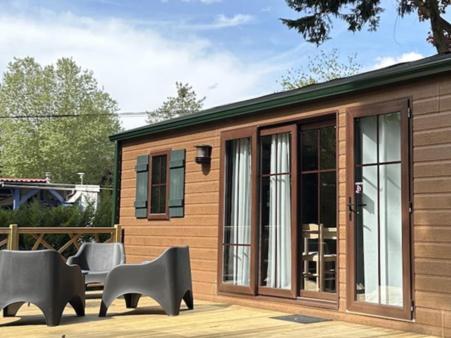 Camping Pas Cher vous présente avec son site Officiel campingpascher.fr, le Camping Chateau De Bouafles classé 4 étoiles, situé sur la commune de Bouafles dans le département Eure (Haute Normandie) en France. Le camping Chateau De Bouafles vous propose un hébergement de type mobil-home (télévision). L'établissement vous propose 18 autres types d'hébergements. Découvrez tous nos séjours à petits prix dans la commune et aux alentours de Bouafles du département : Eure (Haute Normandie). Les Avis clients pour le Camping Chateau De Bouafles sont excellents avec une note moyenne de 8 sur 10. Aire de jeux enfants, Canoë-kayak, Court de tennis, Cyclisme, Golf, Parcours sportif, Piscine, Pétanque, Randonnée, Terrain multisports, Bar, Dépôt de pain,... En savoir plus : cliquez-ICI.