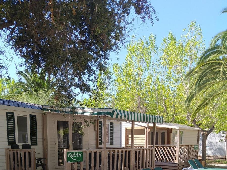 Camping Pas Cher vous présente avec son site Officiel campingpascher.fr, le Camping Playa Montroig classé 5 étoiles, situé sur la commune de Mont-roig Del Camp dans le département Tarragone (Catalogne) en Espagne. Le camping Playa Montroig, vous présente un hébergement de type mobil-home de 32 m² avec climatisation. Le camping Playa Montroig vous propose du sam. 06 juin au sam. 13 juin 2026, en promotion à -10% pour 7 nuits à 882 € au lieu de 980,0 € soit une Économie de 98 €. Cette location propose 8 dates différentes pour réserver votre séjour. Découvrez également les 3 autres gammes d'hébergements du camping. Les Avis clients pour le Camping Playa Montroig sont excellents avec une note moyenne de 8 sur 10. Mer, Piscine chauffée, Piscine extérieure, Animations familiales, Club ados, Club enfants, Aire de jeux enfants, Baby-foot, Canoë-kayak, Court de tennis, Ping-pong, Piscine, Plongée, Pédalo, Pétanque, Salle de fitness, Salle de jeux vidéo, Terrain de beach-volley, Terrain multisports, Tir à l’arc, Bar, Pizzeria, Plats à emporter, Restaurant, Snack/Bar, Épicerie,... En savoir plus : cliquez-ICI.