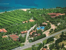 Camping Pas Cher vous présente avec son site Officiel campingpascher.fr, le Camping Playa Montroig classé 5 étoiles, situé sur la commune de Mont-roig Del Camp dans le département Tarragone (Catalogne) en Espagne. Le camping Playa Montroig, vous présente un hébergement de type mobil-home de 26 m² avec climatisation. Le camping Playa Montroig vous propose du sam. 06 juin au sam. 13 juin 2026, en promotion à -10% pour 7 nuits à 787 € au lieu de 875,0 € soit une Économie de 88 €. Cette location propose 9 dates différentes pour réserver votre séjour. Découvrez également les 3 autres gammes d'hébergements du camping. Les Avis clients pour le Camping Playa Montroig sont excellents avec une note moyenne de 8 sur 10. Mer, Piscine chauffée, Piscine extérieure, Animations familiales, Club ados, Club enfants, Aire de jeux enfants, Baby-foot, Canoë-kayak, Court de tennis, Ping-pong, Piscine, Plongée, Pédalo, Pétanque, Salle de fitness, Salle de jeux vidéo, Terrain de beach-volley, Terrain multisports, Tir à l’arc, Bar, Pizzeria, Plats à emporter, Restaurant, Snack/Bar, Épicerie,... En savoir plus : cliquez-ICI.