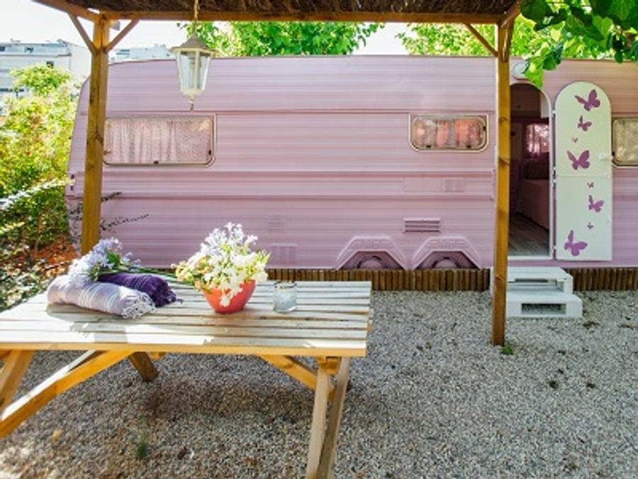Camping Pas Cher vous présente avec son site Officiel campingpascher.fr, le Camping Miramar, situé sur la commune de Mont-roig Del Camp dans le département Tarragone (Catalogne) en Espagne. Le camping Miramar vous propose un hébergement de type caravane de 14 m². L'établissement vous propose 40 autres types d'hébergements. Découvrez tous nos séjours à petits prix dans la commune et aux alentours de Mont-roig Del Camp du département : Tarragone (Catalogne). Les Avis clients pour le Camping Miramar sont excellents avec une note moyenne de 8 sur 10. Mer, Animation enfants, Animations familiales, Aire de jeux enfants, Terrain de beach-volley, Terrain de football, Bar, Restaurant, Épicerie,... En savoir plus : cliquez-ICI.
