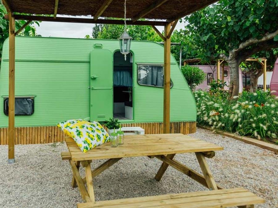 Camping Pas Cher vous présente avec son site Officiel campingpascher.fr, le Camping Miramar, situé sur la commune de Mont-roig Del Camp dans le département Tarragone (Catalogne) en Espagne. Le camping Miramar vous propose un hébergement de type caravane de 10 m² pour 2 personnes. L'établissement vous propose 40 autres types d'hébergements. Découvrez tous nos séjours à petits prix dans la commune et aux alentours de Mont-roig Del Camp du département : Tarragone (Catalogne). Les Avis clients pour le Camping Miramar sont excellents avec une note moyenne de 8 sur 10. Mer, Animation enfants, Animations familiales, Aire de jeux enfants, Terrain de beach-volley, Terrain de football, Bar, Restaurant, Épicerie,... En savoir plus : cliquez-ICI.
