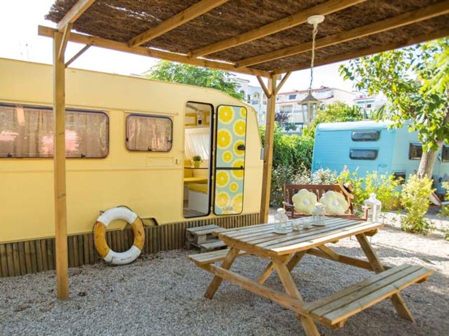 Camping Pas Cher vous présente avec son site Officiel campingpascher.fr, le Camping Miramar, situé sur la commune de Mont-roig Del Camp dans le département Tarragone (Catalogne) en Espagne. Le camping Miramar vous propose un hébergement de type caravane de 9 m² pour 2 personnes. L'établissement vous propose 27 autres types d'hébergements. Découvrez tous nos séjours à petits prix dans la commune et aux alentours de Mont-roig Del Camp du département : Tarragone (Catalogne). Les Avis clients pour le Camping Miramar sont excellents avec une note moyenne de 8 sur 10. Mer, Animation enfants, Animations familiales, Aire de jeux enfants, Terrain de beach-volley, Terrain de football, Bar, Restaurant, Épicerie,... En savoir plus : cliquez-ICI.