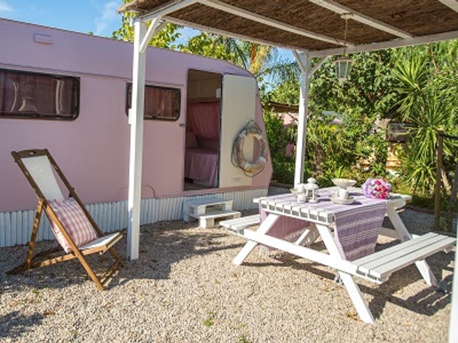 Camping Pas Cher vous présente avec son site Officiel campingpascher.fr, le Camping Miramar, situé sur la commune de Mont-roig Del Camp dans le département Tarragone (Catalogne) en Espagne. Le camping Miramar vous propose un hébergement de type caravane de 9 m² pour 2 personnes. L'établissement vous propose 27 autres types d'hébergements. Découvrez tous nos séjours à petits prix dans la commune et aux alentours de Mont-roig Del Camp du département : Tarragone (Catalogne). Les Avis clients pour le Camping Miramar sont excellents avec une note moyenne de 8 sur 10. Mer, Animation enfants, Animations familiales, Aire de jeux enfants, Terrain de beach-volley, Terrain de football, Bar, Restaurant, Épicerie,... En savoir plus : cliquez-ICI.
