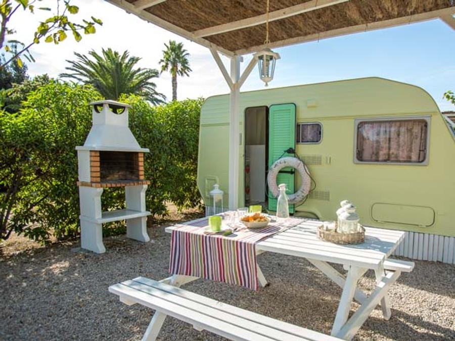 Camping Pas Cher vous présente avec son site Officiel campingpascher.fr, le Camping Miramar, situé sur la commune de Mont-roig Del Camp dans le département Tarragone (Catalogne) en Espagne. Le camping Miramar, vous présente un hébergement de type caravane de 9 m². Le camping Miramar vous propose du lundi 14 septembre au lundi 21 septembre 2026 pour 7 nuits à 332.72€. Cette location propose 59 dates différentes pour réserver votre séjour. Découvrez également les 37 autres gammes d'hébergements du camping. Les Avis clients pour le Camping Miramar sont excellents avec une note moyenne de 8 sur 10. Mer, Animation enfants, Animations familiales, Aire de jeux enfants, Terrain de beach-volley, Terrain de football, Bar, Restaurant, Épicerie,... En savoir plus : cliquez-ICI.