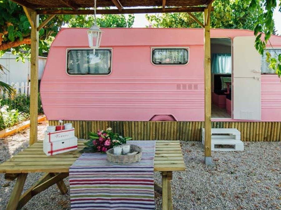 Camping Pas Cher vous présente avec son site Officiel campingpascher.fr, le Camping Miramar, situé sur la commune de Mont-roig Del Camp dans le département Tarragone (Catalogne) en Espagne. Le camping Miramar, vous présente un hébergement de type caravane de 10 m². Le camping Miramar vous propose du vendredi 05 juin au vendredi 12 juin 2026 avec une PROMO de DERNIÈRE MINUTE, en promotion à -22% pour 7 nuits à 368,48 € au lieu de 473,48 € soit une Économie de 105 €. Cette location propose 9 dates différentes pour réserver votre séjour. Découvrez également les 44 autres gammes d'hébergements du camping. Les Avis clients pour le Camping Miramar sont excellents avec une note moyenne de 8 sur 10. Mer, Animation enfants, Animations familiales, Aire de jeux enfants, Terrain de beach-volley, Terrain de football, Bar, Restaurant, Épicerie,... En savoir plus : cliquez-ICI.