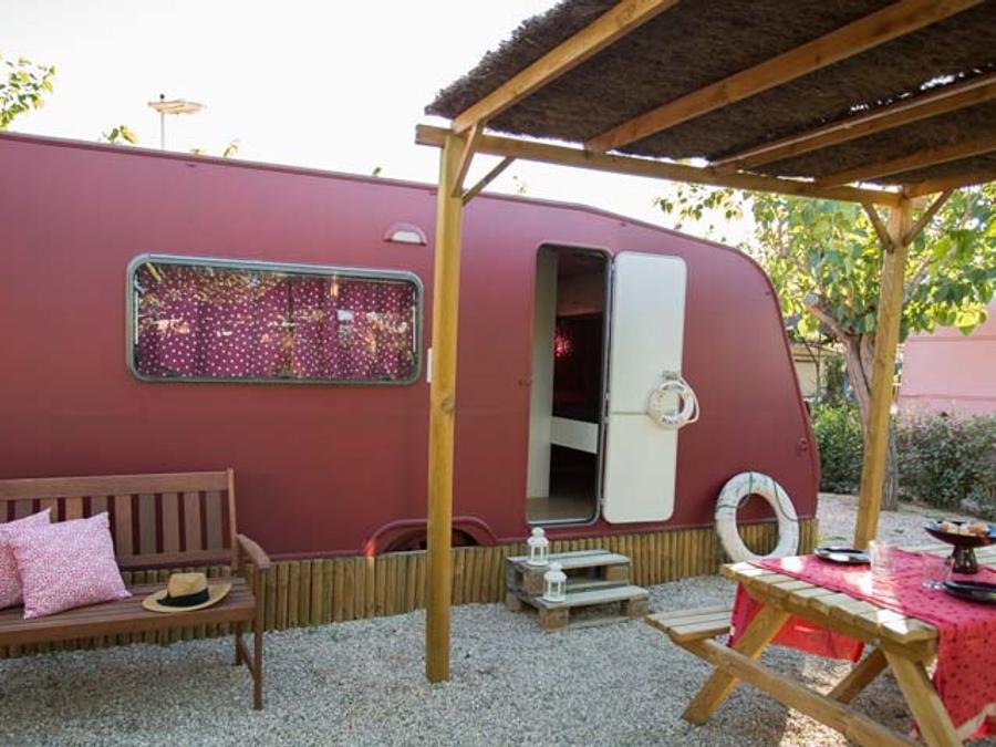 Camping Pas Cher vous présente avec son site Officiel campingpascher.fr, le Camping Miramar, situé sur la commune de Mont-roig Del Camp dans le département Tarragone (Catalogne) en Espagne. Le camping Miramar, vous présente un hébergement de type caravane de 11 m². Le camping Miramar vous propose du sam. 26 septembre au sam. 03 octobre 2026 pour 7 nuits à 303.72€. Cette location propose 34 dates différentes pour réserver votre séjour. Découvrez également les 37 autres gammes d'hébergements du camping. Les Avis clients pour le Camping Miramar sont excellents avec une note moyenne de 8 sur 10. Mer, Animation enfants, Animations familiales, Aire de jeux enfants, Terrain de beach-volley, Terrain de football, Bar, Restaurant, Épicerie,... En savoir plus : cliquez-ICI.