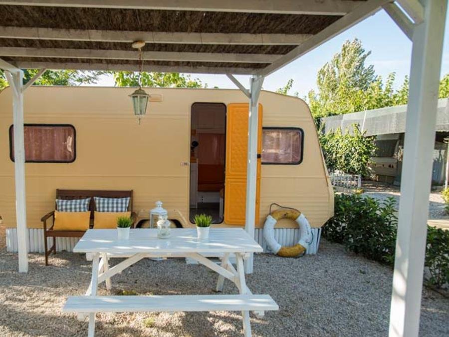 Camping Pas Cher vous présente avec son site Officiel campingpascher.fr, le Camping Miramar, situé sur la commune de Mont-roig Del Camp dans le département Tarragone (Catalogne) en Espagne. Le camping Miramar, vous présente un hébergement de type caravane de 10 m². Le camping Miramar vous propose du sam. 26 septembre au sam. 03 octobre 2026 pour 7 nuits à 303.72€. Cette location propose 64 dates différentes pour réserver votre séjour. Découvrez également les 37 autres gammes d'hébergements du camping. Les Avis clients pour le Camping Miramar sont excellents avec une note moyenne de 8 sur 10. Mer, Animation enfants, Animations familiales, Aire de jeux enfants, Terrain de beach-volley, Terrain de football, Bar, Restaurant, Épicerie,... En savoir plus : cliquez-ICI.