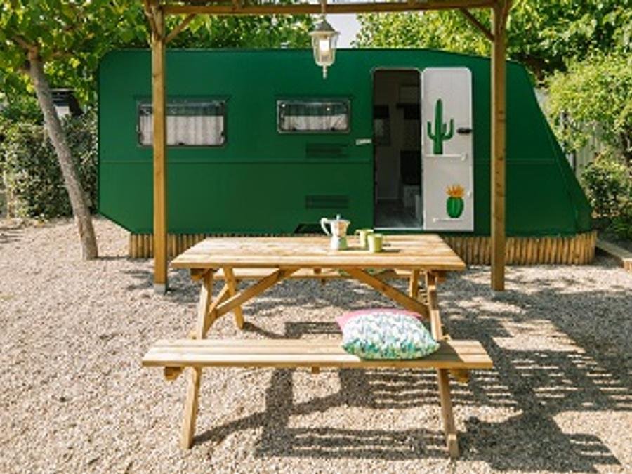 Camping Pas Cher vous présente avec son site Officiel campingpascher.fr, le Camping Miramar, situé sur la commune de Mont-roig Del Camp dans le département Tarragone (Catalogne) en Espagne. Le camping Miramar, vous présente un hébergement de type caravane de 10 m². Le camping Miramar vous propose du vendredi 05 juin au vendredi 12 juin 2026 avec une PROMO de DERNIÈRE MINUTE, en promotion à -22% pour 7 nuits à 368,48 € au lieu de 473,48 € soit une Économie de 105 €. Cette location propose 9 dates différentes pour réserver votre séjour. Découvrez également les 44 autres gammes d'hébergements du camping. Les Avis clients pour le Camping Miramar sont excellents avec une note moyenne de 8 sur 10. Mer, Animation enfants, Animations familiales, Aire de jeux enfants, Terrain de beach-volley, Terrain de football, Bar, Restaurant, Épicerie,... En savoir plus : cliquez-ICI.