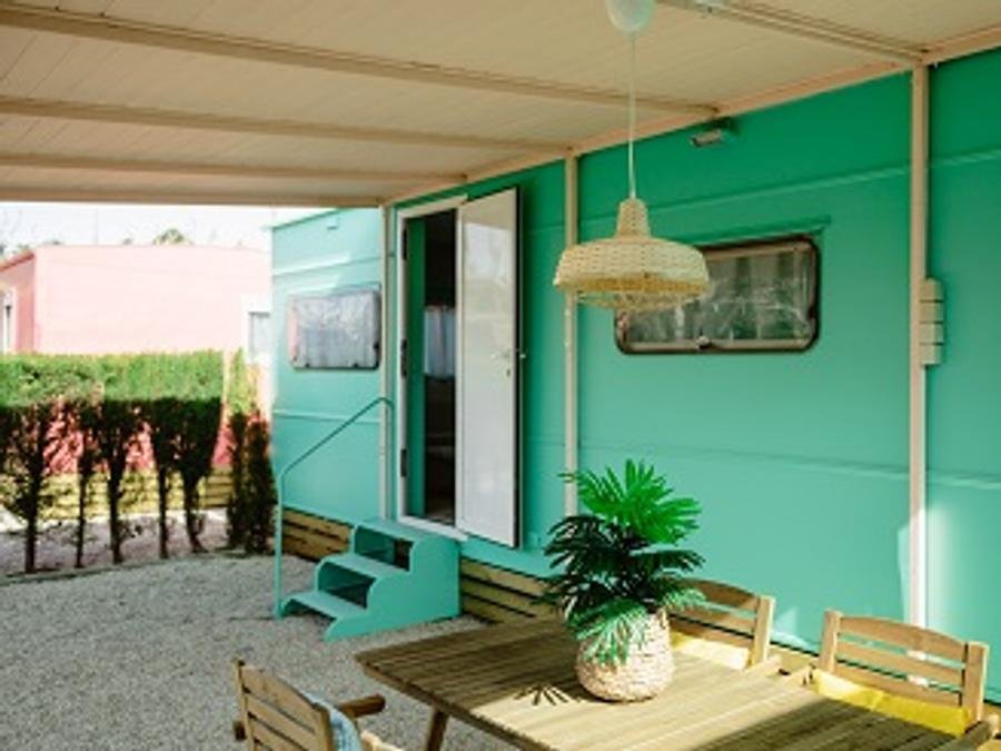 Camping Pas Cher vous présente avec son site Officiel campingpascher.fr, le Camping Miramar, situé sur la commune de Mont-roig Del Camp dans le département Tarragone (Catalogne) en Espagne. Le camping Miramar, vous présente un hébergement de type caravane de 28 m² avec climatisation. Le camping Miramar vous propose du mardi 06 octobre au mardi 13 octobre 2026 pour 7 nuits à 542.22€. Cette location propose 37 dates différentes pour réserver votre séjour. Découvrez également les 37 autres gammes d'hébergements du camping. Les Avis clients pour le Camping Miramar sont excellents avec une note moyenne de 8 sur 10. Mer, Animation enfants, Animations familiales, Aire de jeux enfants, Terrain de beach-volley, Terrain de football, Bar, Restaurant, Épicerie,... En savoir plus : cliquez-ICI.