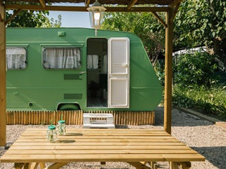 Camping Pas Cher vous présente avec son site Officiel campingpascher.fr, le Camping Miramar, situé sur la commune de Mont-roig Del Camp dans le département Tarragone (Catalogne) en Espagne. Le camping Miramar, vous présente un hébergement de type caravane de 10 m². Le camping Miramar vous propose du vendredi 05 juin au vendredi 12 juin 2026 avec une PROMO de DERNIÈRE MINUTE, en promotion à -22% pour 7 nuits à 368,48 € au lieu de 473,48 € soit une Économie de 105 €. Cette location propose 9 dates différentes pour réserver votre séjour. Découvrez également les 44 autres gammes d'hébergements du camping. Les Avis clients pour le Camping Miramar sont excellents avec une note moyenne de 8 sur 10. Mer, Animation enfants, Animations familiales, Aire de jeux enfants, Terrain de beach-volley, Terrain de football, Bar, Restaurant, Épicerie,... En savoir plus : cliquez-ICI.