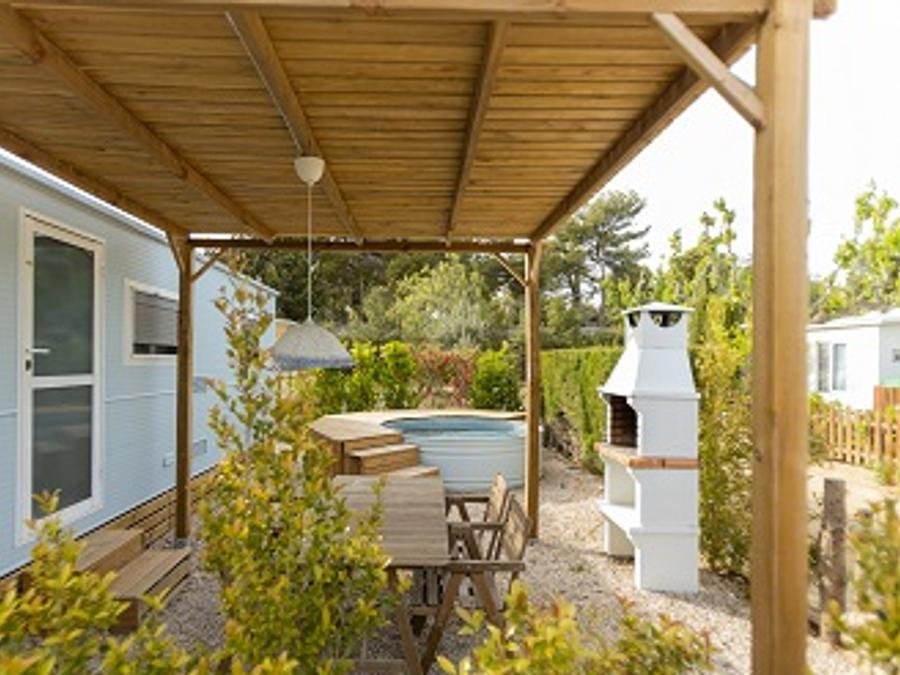 Camping Pas Cher vous présente avec son site Officiel campingpascher.fr, le Camping Miramar, situé sur la commune de Mont-roig Del Camp dans le département Tarragone (Catalogne) en Espagne. Le camping Miramar vous propose un hébergement de type bungalow. L'établissement vous propose 28 autres types d'hébergements. Découvrez tous nos séjours à petits prix dans la commune et aux alentours de Mont-roig Del Camp du département : Tarragone (Catalogne). Les Avis clients pour le Camping Miramar sont excellents avec une note moyenne de 8 sur 10. Mer, Animation enfants, Animations familiales, Aire de jeux enfants, Terrain de beach-volley, Terrain de football, Bar, Restaurant, Épicerie,... En savoir plus : cliquez-ICI.