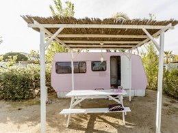 Camping Pas Cher vous présente avec son site Officiel campingpascher.fr, le Camping Miramar, situé sur la commune de Mont-roig Del Camp dans le département Tarragone (Catalogne) en Espagne. Le camping Miramar, vous présente un hébergement de type caravane de 10 m². Le camping Miramar vous propose du sam. 14 mars au sam. 21 mars 2026 pour 7 nuits à 368.48€. Cette location propose 119 dates différentes pour réserver votre séjour. Découvrez également les 40 autres gammes d'hébergements du camping. Les Avis clients pour le Camping Miramar sont excellents avec une note moyenne de 8 sur 10. Mer, Animation enfants, Animations familiales, Aire de jeux enfants, Terrain de beach-volley, Terrain de football, Bar, Restaurant, Épicerie,... En savoir plus : cliquez-ICI.