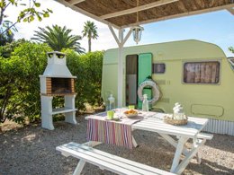 Camping Pas Cher vous présente avec son site Officiel campingpascher.fr, le Camping Miramar, situé sur la commune de Mont-roig Del Camp dans le département Tarragone (Catalogne) en Espagne. Le camping Miramar, vous présente un hébergement de type caravane de 9 m². Le camping Miramar vous propose du vendredi 13 mars au vendredi 20 mars 2026 pour 7 nuits à 368.48€. Cette location propose 104 dates différentes pour réserver votre séjour. Découvrez également les 40 autres gammes d'hébergements du camping. Les Avis clients pour le Camping Miramar sont excellents avec une note moyenne de 8 sur 10. Mer, Animation enfants, Animations familiales, Aire de jeux enfants, Terrain de beach-volley, Terrain de football, Bar, Restaurant, Épicerie,... En savoir plus : cliquez-ICI.