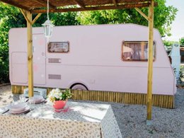 Camping Pas Cher vous présente avec son site Officiel campingpascher.fr, le Camping Miramar, situé sur la commune de Mont-roig Del Camp dans le département Tarragone (Catalogne) en Espagne. Le camping Miramar, vous présente un hébergement de type caravane de 10 m² pour 2 personnes. Le camping Miramar vous propose du sam. 14 mars au sam. 21 mars 2026 pour 7 nuits à 368.48€. Cette location propose 119 dates différentes pour réserver votre séjour. Découvrez également les 40 autres gammes d'hébergements du camping. Les Avis clients pour le Camping Miramar sont excellents avec une note moyenne de 8 sur 10. Mer, Animation enfants, Animations familiales, Aire de jeux enfants, Terrain de beach-volley, Terrain de football, Bar, Restaurant, Épicerie,... En savoir plus : cliquez-ICI.