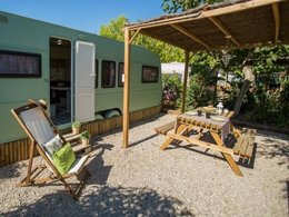 Camping Pas Cher vous présente avec son site Officiel campingpascher.fr, le Camping Miramar, situé sur la commune de Mont-roig Del Camp dans le département Tarragone (Catalogne) en Espagne. Le camping Miramar, vous présente un hébergement de type caravane de 12 m². Le camping Miramar vous propose du sam. 14 mars au sam. 21 mars 2026 pour 7 nuits à 368.48€. Cette location propose 119 dates différentes pour réserver votre séjour. Découvrez également les 40 autres gammes d'hébergements du camping. Les Avis clients pour le Camping Miramar sont excellents avec une note moyenne de 8 sur 10. Mer, Animation enfants, Animations familiales, Aire de jeux enfants, Terrain de beach-volley, Terrain de football, Bar, Restaurant, Épicerie,... En savoir plus : cliquez-ICI.