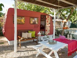 Camping Pas Cher vous présente avec son site Officiel campingpascher.fr, le Camping Miramar, situé sur la commune de Mont-roig Del Camp dans le département Tarragone (Catalogne) en Espagne. Le camping Miramar, vous présente un hébergement de type caravane de 8 m². Le camping Miramar vous propose du sam. 14 mars au sam. 21 mars 2026 pour 7 nuits à 368.48€. Cette location propose 119 dates différentes pour réserver votre séjour. Découvrez également les 40 autres gammes d'hébergements du camping. Les Avis clients pour le Camping Miramar sont excellents avec une note moyenne de 8 sur 10. Mer, Animation enfants, Animations familiales, Aire de jeux enfants, Terrain de beach-volley, Terrain de football, Bar, Restaurant, Épicerie,... En savoir plus : cliquez-ICI.