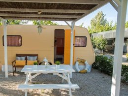 Camping Pas Cher vous présente avec son site Officiel campingpascher.fr, le Camping Miramar, situé sur la commune de Mont-roig Del Camp dans le département Tarragone (Catalogne) en Espagne. Le camping Miramar, vous présente un hébergement de type caravane de 10 m². Le camping Miramar vous propose du sam. 14 mars au sam. 21 mars 2026 pour 7 nuits à 368.48€. Cette location propose 119 dates différentes pour réserver votre séjour. Découvrez également les 40 autres gammes d'hébergements du camping. Les Avis clients pour le Camping Miramar sont excellents avec une note moyenne de 8 sur 10. Mer, Animation enfants, Animations familiales, Aire de jeux enfants, Terrain de beach-volley, Terrain de football, Bar, Restaurant, Épicerie,... En savoir plus : cliquez-ICI.