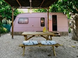 Camping Pas Cher vous présente avec son site Officiel campingpascher.fr, le Camping Miramar, situé sur la commune de Mont-roig Del Camp dans le département Tarragone (Catalogne) en Espagne. Le camping Miramar, vous présente un hébergement de type caravane de 10 m². Le camping Miramar vous propose du vendredi 13 mars au vendredi 20 mars 2026 pour 7 nuits à 363.86€. Cette location propose 1 dates différentes pour réserver votre séjour. Découvrez également les 40 autres gammes d'hébergements du camping. Les Avis clients pour le Camping Miramar sont excellents avec une note moyenne de 8 sur 10. Mer, Animation enfants, Animations familiales, Aire de jeux enfants, Terrain de beach-volley, Terrain de football, Bar, Restaurant, Épicerie,... En savoir plus : cliquez-ICI.