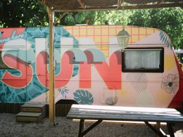 Camping Pas Cher vous présente avec son site Officiel campingpascher.fr, le Camping Miramar, situé sur la commune de Mont-roig Del Camp dans le département Tarragone (Catalogne) en Espagne. Le camping Miramar, vous présente un hébergement de type caravane de 12 m². Le camping Miramar vous propose du sam. 14 mars au sam. 21 mars 2026 pour 7 nuits à 368.48€. Cette location propose 119 dates différentes pour réserver votre séjour. Découvrez également les 40 autres gammes d'hébergements du camping. Les Avis clients pour le Camping Miramar sont excellents avec une note moyenne de 8 sur 10. Mer, Animation enfants, Animations familiales, Aire de jeux enfants, Terrain de beach-volley, Terrain de football, Bar, Restaurant, Épicerie,... En savoir plus : cliquez-ICI.