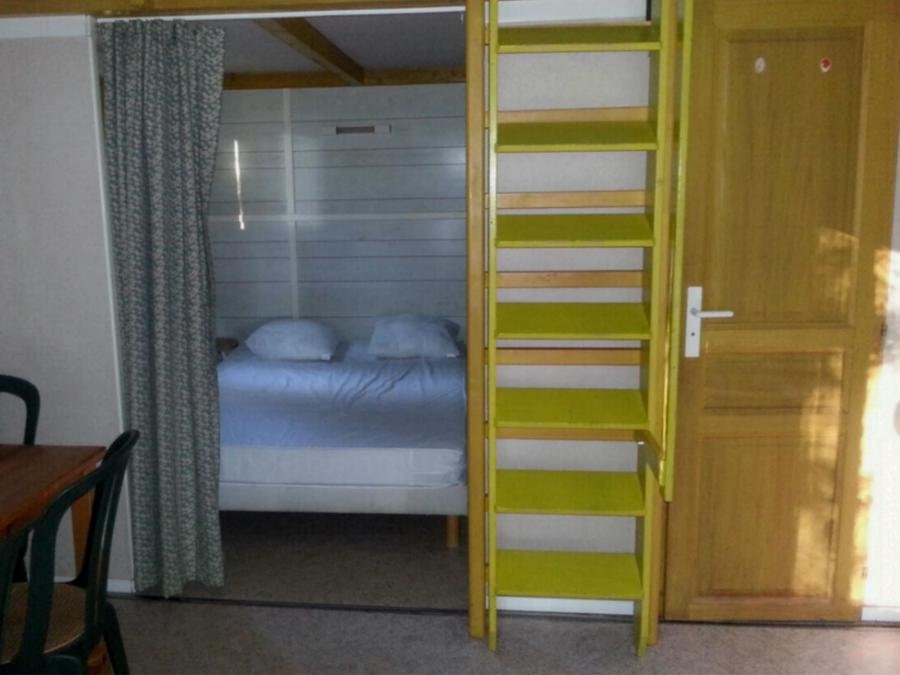 Camping Pas Cher vous présente avec son site Officiel campingpascher.fr, le Camping Paradis Bellerive classé 3 étoiles, situé sur la commune de Montfrin dans le département Gard (Languedoc Roussillon) en France. Le camping Paradis Bellerive, vous présente un hébergement de type chalet de 30 m² pour 4 personnes. Le camping Paradis Bellerive vous propose du mercredi 23 septembre au mercredi 30 septembre 2026, en promotion à -24% pour 7 nuits à 193 € au lieu de 255,0 € soit une Économie de 62 €. Cette location propose 40 dates différentes pour réserver votre séjour. Découvrez également les 5 autres gammes d'hébergements du camping. Les Avis clients pour le Camping Paradis Bellerive sont excellents avec une note moyenne de 8 sur 10. Rivière, Animation enfants, Animations familiales, Aire de jeux enfants, Canoë-kayak, Cyclisme, Golf, Ping-pong, Pétanque, Randonnée, Terrain de badminton, Terrain de volley-ball, Bar, Boulangerie, Bureau de tabac, Restaurant, Station-service, Supermarché, Épicerie,... En savoir plus : cliquez-ICI.