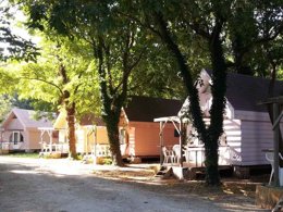 Camping Pas Cher vous présente avec son site Officiel campingpascher.fr, le Camping Paradis Bellerive classé 3 étoiles, situé sur la commune de Montfrin dans le département Gard (Languedoc Roussillon) en France. Le camping Paradis Bellerive, vous présente un hébergement de type tente en toile et bois de 16 m² pour 4 personnes. Le camping Paradis Bellerive vous propose du sam. 20 juin au sam. 27 juin 2026, en promotion à -5% pour 7 nuits à 220 € au lieu de 234,0 € soit une Économie de 14 €. Cette location propose 16 dates différentes pour réserver votre séjour. Découvrez également les 5 autres gammes d'hébergements du camping. Les Avis clients pour le Camping Paradis Bellerive sont excellents avec une note moyenne de 8 sur 10. Rivière, Animation enfants, Animations familiales, Aire de jeux enfants, Canoë-kayak, Cyclisme, Golf, Ping-pong, Pétanque, Randonnée, Terrain de badminton, Terrain de volley-ball, Bar, Boulangerie, Bureau de tabac, Restaurant, Station-service, Supermarché, Épicerie,... En savoir plus : cliquez-ICI.