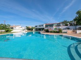 Camping Pas Cher vous présente avec son site Officiel campingpascher.fr, le Camping Playa Y Fiesta, situé sur la commune de Mont-roig Del Camp dans le département Tarragone (Catalogne) en Espagne. Le camping Playa Y Fiesta, vous présente un hébergement de type bungalow de 32 m² et télévision. Le camping Playa Y Fiesta vous propose du lundi 12 octobre au lundi 19 octobre 2026, en promotion à -10% pour 7 nuits à 521,26 € au lieu de 579,18 € soit une Économie de 57,92 €. Cette location propose 34 dates différentes pour réserver votre séjour. Découvrez également les 6 autres gammes d'hébergements du camping. Les Avis clients pour le Camping Playa Y Fiesta sont excellents avec une note moyenne de 9 sur 10. Mer, Piscine extérieure, Animations familiales, Club enfants, Aire de jeux enfants, Baby-foot, Cyclisme, Ping-pong, Piscine, Pétanque, Randonnée, Terrain de football, Terrain de volley-ball, Terrain multisports, Bar, Restaurant, Snack/Bar, Supermarché,... En savoir plus : cliquez-ICI.