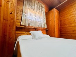 Camping Pas Cher vous présente avec son site Officiel campingpascher.fr, le Camping Playa Y Fiesta, situé sur la commune de Mont-roig Del Camp dans le département Tarragone (Catalogne) en Espagne. Le camping Playa Y Fiesta, vous présente un hébergement de type bungalow de 27 m² pour 3 personnes et télévision. Le camping Playa Y Fiesta vous propose du lundi 12 octobre au lundi 19 octobre 2026 pour 7 nuits à 492€. Cette location propose 133 dates différentes pour réserver votre séjour. Découvrez également les 3 autres gammes d'hébergements du camping. Les Avis clients pour le Camping Playa Y Fiesta sont excellents avec une note moyenne de 9 sur 10. Mer, Piscine extérieure, Animations familiales, Club enfants, Aire de jeux enfants, Baby-foot, Cyclisme, Ping-pong, Piscine, Pétanque, Randonnée, Terrain de football, Terrain de volley-ball, Terrain multisports, Bar, Restaurant, Snack/Bar, Supermarché,... En savoir plus : cliquez-ICI.