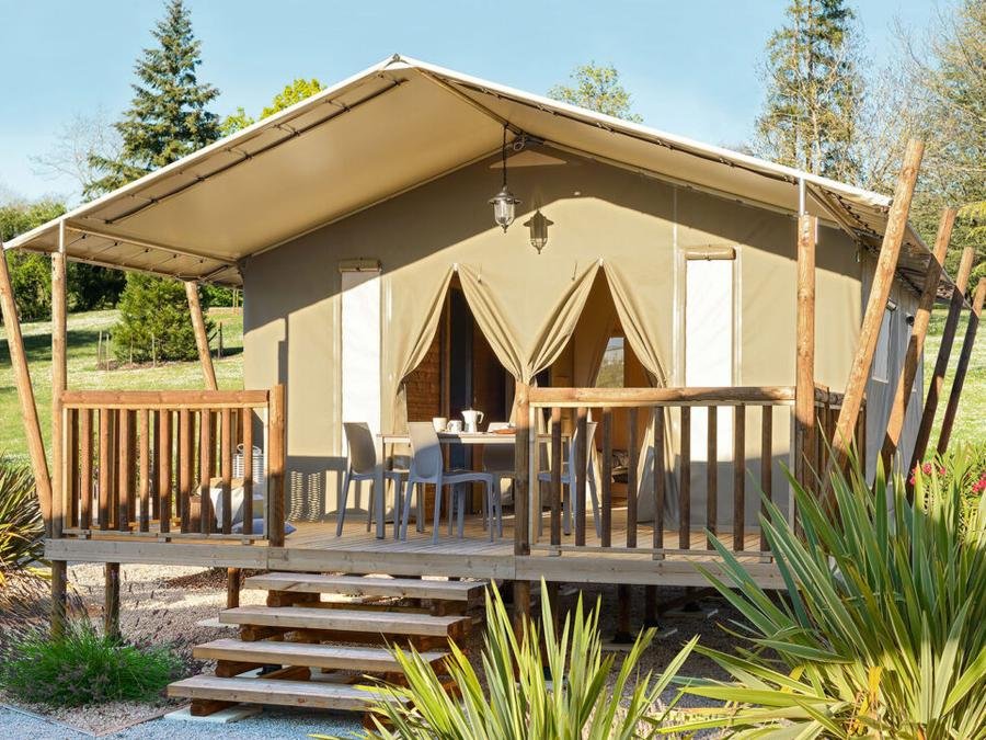 Camping Pas Cher vous présente avec son site Officiel campingpascher.fr, le Camping Domaine Le Quercy classé 4 étoiles, situé sur la commune de Gourdon dans le département Lot (Midi Pyrénées) en France. Le camping Domaine Le Quercy, vous présente un hébergement de type tente en toile et bois de 21 m² pour 1 personne. Le camping Domaine Le Quercy vous propose du vendredi 05 juin au vendredi 12 juin 2026 avec un DÉPART DEMAIN pour 7 nuits à 199€. Cette location propose 60 dates différentes pour réserver votre séjour. Découvrez également les 15 autres gammes d'hébergements du camping. Les Avis clients pour le Camping Domaine Le Quercy sont excellents avec une note moyenne de 8 sur 10. Lac, Piscine chauffée, Piscine extérieure, Animations familiales, Club enfants, Aire de jeux enfants, Canoë-kayak, Centre équestre, Court de tennis, Ping-pong, Pétanque, Terrain de volley-ball, Terrain multisports, Bar, Dépôt de pain, Pizzeria, Plats à emporter, Restaurant, Snack/Bar, Supermarché, Épicerie,... En savoir plus : cliquez-ICI.