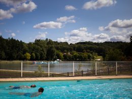 Camping Pas Cher vous présente avec son site Officiel campingpascher.fr, le Camping Domaine Le Quercy classé 4 étoiles, situé sur la commune de Gourdon dans le département Lot (Midi Pyrénées) en France. Le camping Domaine Le Quercy, vous présente un hébergement de type tente en toile et bois de 21 m² pour 1 personne. Le camping Domaine Le Quercy vous propose du vendredi 05 juin au vendredi 12 juin 2026 avec un DÉPART DEMAIN pour 7 nuits à 199€. Cette location propose 60 dates différentes pour réserver votre séjour. Découvrez également les 15 autres gammes d'hébergements du camping. Les Avis clients pour le Camping Domaine Le Quercy sont excellents avec une note moyenne de 8 sur 10. Lac, Piscine chauffée, Piscine extérieure, Animations familiales, Club enfants, Aire de jeux enfants, Canoë-kayak, Centre équestre, Court de tennis, Ping-pong, Pétanque, Terrain de volley-ball, Terrain multisports, Bar, Dépôt de pain, Pizzeria, Plats à emporter, Restaurant, Snack/Bar, Supermarché, Épicerie,... En savoir plus : cliquez-ICI.