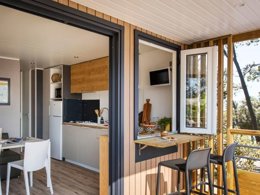 Camping Pas Cher vous présente avec son site Officiel campingpascher.fr, le Camping Domaine Le Quercy classé 4 étoiles, situé sur la commune de Gourdon dans le département Lot (Midi Pyrénées) en France. Le camping Domaine Le Quercy, vous présente un hébergement de type mobil-home de 28 m² avec climatisation. Le camping Domaine Le Quercy vous propose du dimanche 05 juillet au dimanche 12 juillet 2026, en promotion à -20% pour 7 nuits à 602,63 € au lieu de 753,29 € soit une Économie de 150,66 €. Cette location propose 86 dates différentes pour réserver votre séjour. Découvrez également les 15 autres gammes d'hébergements du camping. Les Avis clients pour le Camping Domaine Le Quercy sont excellents avec une note moyenne de 8 sur 10. Lac, Piscine chauffée, Piscine extérieure, Animations familiales, Club enfants, Aire de jeux enfants, Canoë-kayak, Centre équestre, Court de tennis, Ping-pong, Pétanque, Terrain de volley-ball, Terrain multisports, Bar, Dépôt de pain, Pizzeria, Plats à emporter, Restaurant, Snack/Bar, Supermarché, Épicerie,... En savoir plus : cliquez-ICI.