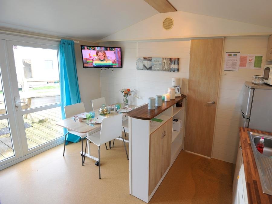 Camping Pas Cher vous présente avec son site Officiel campingpascher.fr, le Camping Préjoly classé 4 étoiles, situé sur la commune de Hondschoote dans le département Nord (Nord Pas De Calais) en France. Le camping Préjoly vous propose un hébergement de type mobil-home de 32 m² pour 4 personnes (télévision). Cet hébergement propose plus de 20 dates différentes pour réserver ! Pour dévouvrir la période la moins chère, consultez la rubrique 'Tarifs' et sélectionnez votre mois de départ. L'établissement vous propose 7 autres types d'hébergements. Découvrez tous nos séjours à petits prix dans la commune et aux alentours de Hondschoote du département : Nord (Nord Pas De Calais). Les Avis clients pour le Camping Préjoly sont de 7 sur 10. MerRivière, Piscine chauffée, Piscine couverte, Animations familiales, Club enfants, Aire de jeux enfants, Baby-foot, Flipper, Parcours sportif, Ping-pong, Piscine, Pétanque, Randonnée, Salle de jeux vidéo, Bar, Créperie, Dépôt de pain,... En savoir plus : cliquez-ICI.