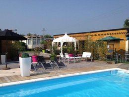 Camping Pas Cher vous présente avec son site Officiel campingpascher.fr, le Camping Préjoly classé 4 étoiles, situé sur la commune de Hondschoote dans le département Nord (Nord Pas De Calais) en France. Le camping Préjoly, vous présente un hébergement de type chalet pour 2 personnes. Le camping Préjoly vous propose du sam. 29 août au sam. 05 septembre 2026 pour 7 nuits à 315€. Cette location propose 62 dates différentes pour réserver votre séjour. Découvrez également les 7 autres gammes d'hébergements du camping. Les Avis clients pour le Camping Préjoly sont de 7 sur 10. MerRivière, Piscine chauffée, Piscine couverte, Animations familiales, Club enfants, Aire de jeux enfants, Baby-foot, Flipper, Parcours sportif, Ping-pong, Piscine, Pétanque, Randonnée, Salle de jeux vidéo, Bar, Créperie, Dépôt de pain,... En savoir plus : cliquez-ICI.