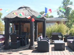 Camping Pas Cher vous présente avec son site Officiel campingpascher.fr, le Camping Préjoly classé 4 étoiles, situé sur la commune de Hondschoote dans le département Nord (Nord Pas De Calais) en France. Le camping Préjoly, vous présente un hébergement de type chambre et télévision. Le camping Préjoly vous propose du vendredi 24 avril au vendredi 01 mai 2026 pour 7 nuits à 520€. Cette location propose 60 dates différentes pour réserver votre séjour. Découvrez également les 7 autres gammes d'hébergements du camping. Les Avis clients pour le Camping Préjoly sont de 7 sur 10. MerRivière, Piscine chauffée, Piscine couverte, Animations familiales, Club enfants, Aire de jeux enfants, Baby-foot, Flipper, Parcours sportif, Ping-pong, Piscine, Pétanque, Randonnée, Salle de jeux vidéo, Bar, Créperie, Dépôt de pain,... En savoir plus : cliquez-ICI.