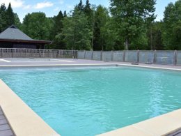 Camping Pas Cher vous présente avec son site Officiel campingpascher.fr, le Établissement Du Lac De Chambon, situé sur la commune de Murol dans le département Puy-de-dome (Auvergne) en France. L'établissement Du Lac De Chambon vous propose un hébergement de type chambre. L'établissement vous propose 6 autres types d'hébergements. Découvrez tous nos séjours à petits prix dans la commune et aux alentours de Murol du département : Puy-de-dome (Auvergne).... En savoir plus : cliquez-ICI.