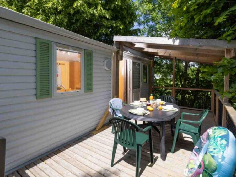 Camping Pas Cher vous présente avec son site Officiel campingpascher.fr, le Camping Paradis - L'Europe classé 4 étoiles, situé sur la commune de Murol dans le département Puy-de-dôme (Auvergne) en France. Le camping Paradis - L'Europe, vous présente un hébergement de type mobil-home de 27 m² pour 4 personnes. Le camping Paradis - L'Europe vous propose du sam. 11 juillet au sam. 18 juillet 2026, en promotion à -8% pour 7 nuits à 714 € au lieu de 777,0 € soit une Économie de 63 €. Cette location propose 24 dates différentes pour réserver votre séjour. Découvrez également les 6 autres gammes d'hébergements du camping. Les Avis clients pour le Camping Paradis - L'Europe sont de 7 sur 10. Lac, Piscine chauffée, Piscine extérieure, Animations familiales, Club enfants, Aire de jeux enfants, Baby-foot, Canoë-kayak, Centre équestre, Court de tennis, Golf, Ping-pong, Pétanque, Terrain de football, Terrain multisports, Café, Dépôt de pain, Plats à emporter, Snack/Bar, Supermarché, Épicerie,... En savoir plus : cliquez-ICI.