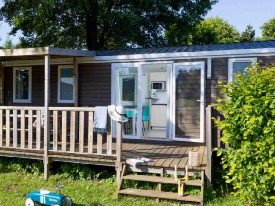 Camping Pas Cher vous présente avec son site Officiel campingpascher.fr, le Camping Paradis - L'Europe classé 4 étoiles, situé sur la commune de Murol dans le département Puy-de-dôme (Auvergne) en France. Le camping Paradis - L'Europe vous propose un hébergement de type mobil-home de 34 m² pour 6 personnes. L'établissement vous propose 6 autres types d'hébergements. Découvrez tous nos séjours à petits prix dans la commune et aux alentours de Murol du département : Puy-de-dôme (Auvergne). Les Avis clients pour le Camping Paradis - L'Europe sont de 7 sur 10. Lac, Piscine chauffée, Piscine extérieure, Animations familiales, Club enfants, Aire de jeux enfants, Baby-foot, Canoë-kayak, Centre équestre, Court de tennis, Golf, Ping-pong, Pétanque, Terrain de football, Terrain multisports, Café, Dépôt de pain, Plats à emporter, Snack/Bar, Supermarché, Épicerie,... En savoir plus : cliquez-ICI.