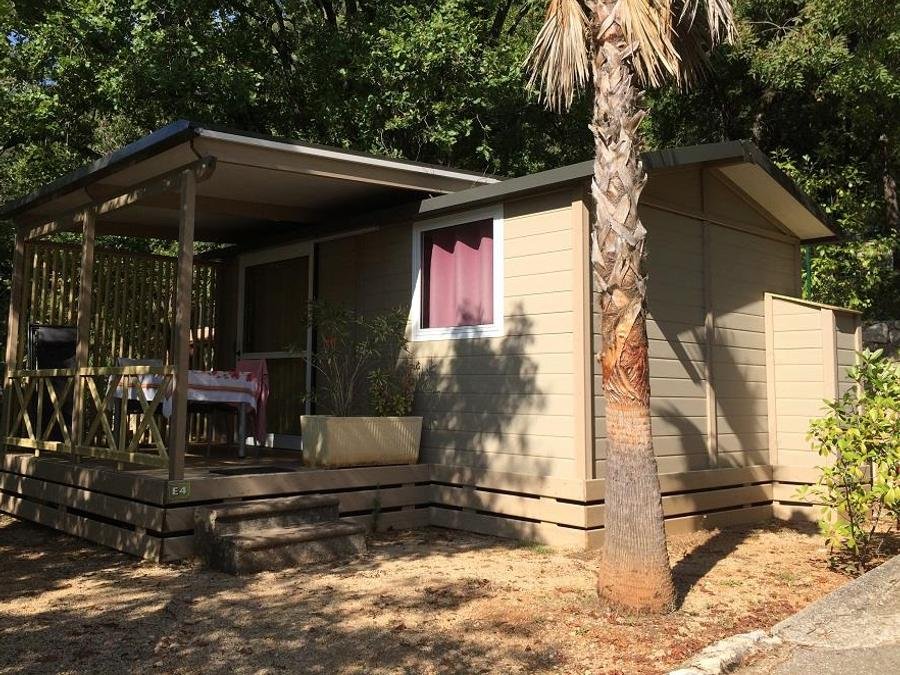 Camping Pas Cher vous présente avec son site Officiel campingpascher.fr, le Camping Sites Et Paysages - Les Pinèdes classé 4 étoiles, situé sur la commune de La Colle Sur Loup dans le département Alpes-maritimes (Provence Alpes Côte D'azur) en France. Le camping Sites Et Paysages - Les Pinèdes, vous présente un hébergement de type chalet de 25 m² pour 2 personnes. Le camping Sites Et Paysages - Les Pinèdes vous propose du sam. 18 juillet au sam. 25 juillet 2026 pour 7 nuits à 918.75€. Cette location propose 2 dates différentes pour réserver votre séjour. Découvrez également les 16 autres gammes d'hébergements du camping. Les Avis clients pour le Camping Sites Et Paysages - Les Pinèdes sont excellents avec une note moyenne de 8 sur 10. MerRivière, Piscine chauffée, Piscine extérieure, Animation ados, Animation enfants, Animations familiales, Club enfants, Aire de jeux enfants, Baby-foot, Canoë-kayak, Centre équestre, Parcours sportif, Ping-pong, Pétanque, Terrain de football, Terrain multisports, Boulangerie, Dépôt de pain, Épicerie,... En savoir plus : cliquez-ICI.