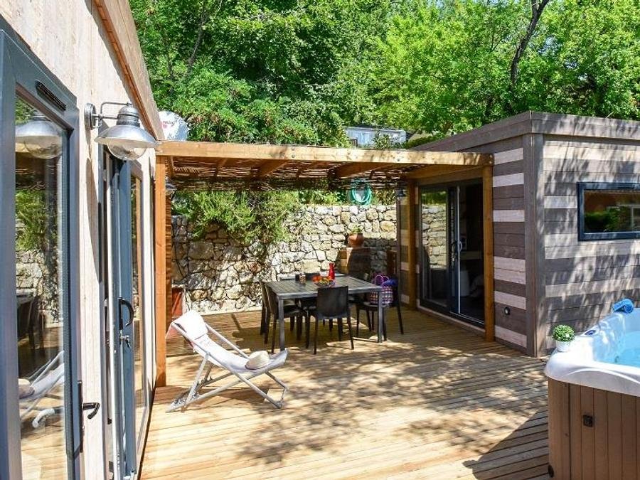 Camping Pas Cher vous présente avec son site Officiel campingpascher.fr, le Camping Sites Et Paysages - Les Pinèdes classé 4 étoiles, situé sur la commune de La Colle Sur Loup dans le département Alpes-maritimes (Provence Alpes Côte D'azur) en France. Le camping Sites Et Paysages - Les Pinèdes vous propose un hébergement de type mobil-home de 48 m² avec climatisation (télévision). L'établissement vous propose 17 autres types d'hébergements. Découvrez tous nos séjours à petits prix dans la commune et aux alentours de La Colle Sur Loup du département : Alpes-maritimes (Provence Alpes Côte D'azur). Les Avis clients pour le Camping Sites Et Paysages - Les Pinèdes sont excellents avec une note moyenne de 8 sur 10. MerRivière, Piscine chauffée, Piscine extérieure, Animations familiales, Aire de jeux enfants, Baby-foot, Canoë-kayak, Centre équestre, Parcours sportif, Ping-pong, Pétanque, Terrain de football, Terrain multisports, Boulangerie, Dépôt de pain, Épicerie,... En savoir plus : cliquez-ICI.