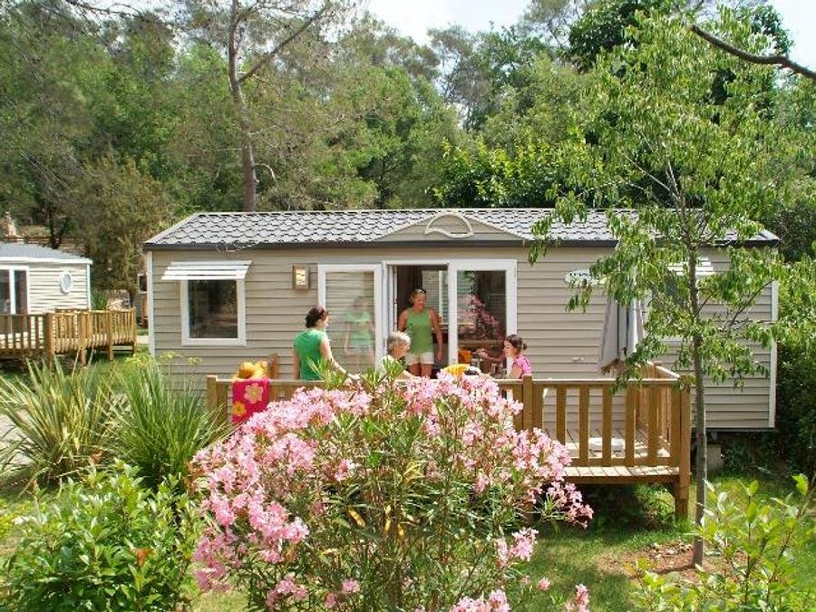 Camping Pas Cher vous présente avec son site Officiel campingpascher.fr, le Camping Sites Et Paysages - Les Pinèdes classé 4 étoiles, situé sur la commune de La Colle Sur Loup dans le département Alpes-maritimes (Provence Alpes Côte D'azur) en France. Le camping Sites Et Paysages - Les Pinèdes, vous présente un hébergement de type mobil-home de 29 m² et télévision. Le camping Sites Et Paysages - Les Pinèdes vous propose du vendredi 18 septembre au vendredi 25 septembre 2026 pour 7 nuits à 485.1€. Cette location propose 57 dates différentes pour réserver votre séjour. Découvrez également les 14 autres gammes d'hébergements du camping. Les Avis clients pour le Camping Sites Et Paysages - Les Pinèdes sont excellents avec une note moyenne de 8 sur 10. MerRivière, Piscine chauffée, Piscine extérieure, Animation ados, Animation enfants, Animations familiales, Club enfants, Aire de jeux enfants, Baby-foot, Canoë-kayak, Centre équestre, Parcours sportif, Ping-pong, Pétanque, Terrain de football, Terrain multisports, Boulangerie, Dépôt de pain, Épicerie,... En savoir plus : cliquez-ICI.