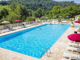 Camping Pas Cher vous présente avec son site Officiel campingpascher.fr, le Camping Sites Et Paysages - Les Pinèdes classé 4 étoiles, situé sur la commune de La Colle Sur Loup dans le département Alpes-maritimes (Provence Alpes Côte D'azur) en France. Le camping Sites Et Paysages - Les Pinèdes vous propose un hébergement de type mobil-home de 31 m² pour 4 personnes avec climatisation (télévision). L'établissement vous propose 16 autres types d'hébergements. Découvrez tous nos séjours à petits prix dans la commune et aux alentours de La Colle Sur Loup du département : Alpes-maritimes (Provence Alpes Côte D'azur). Les Avis clients pour le Camping Sites Et Paysages - Les Pinèdes sont excellents avec une note moyenne de 8 sur 10. MerRivière, Piscine chauffée, Piscine extérieure, Animations familiales, Aire de jeux enfants, Baby-foot, Canoë-kayak, Centre équestre, Parcours sportif, Ping-pong, Pétanque, Terrain de football, Terrain multisports, Boulangerie, Dépôt de pain, Épicerie,... En savoir plus : cliquez-ICI.