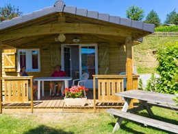 Camping Pas Cher vous présente avec son site Officiel campingpascher.fr, le Camping Les Rives Du Lac Du Laouzas classé 3 étoiles, situé sur la commune de Nages dans le département Tarn (Midi Pyrénées) en France. Le camping Les Rives Du Lac Du Laouzas, vous présente un hébergement de type chalet de 38 m². Le camping Les Rives Du Lac Du Laouzas vous propose du vendredi 01 mai au vendredi 08 mai 2026 pour 7 nuits à 630€. Cette location propose 94 dates différentes pour réserver votre séjour. Découvrez également les 7 autres gammes d'hébergements du camping. Lac, Piscine chauffée, Piscine extérieure, Aire de jeux enfants, Canoë-kayak, Court de tennis, Cyclisme, Piscine, Pétanque, Randonnée,... En savoir plus : cliquez-ICI.