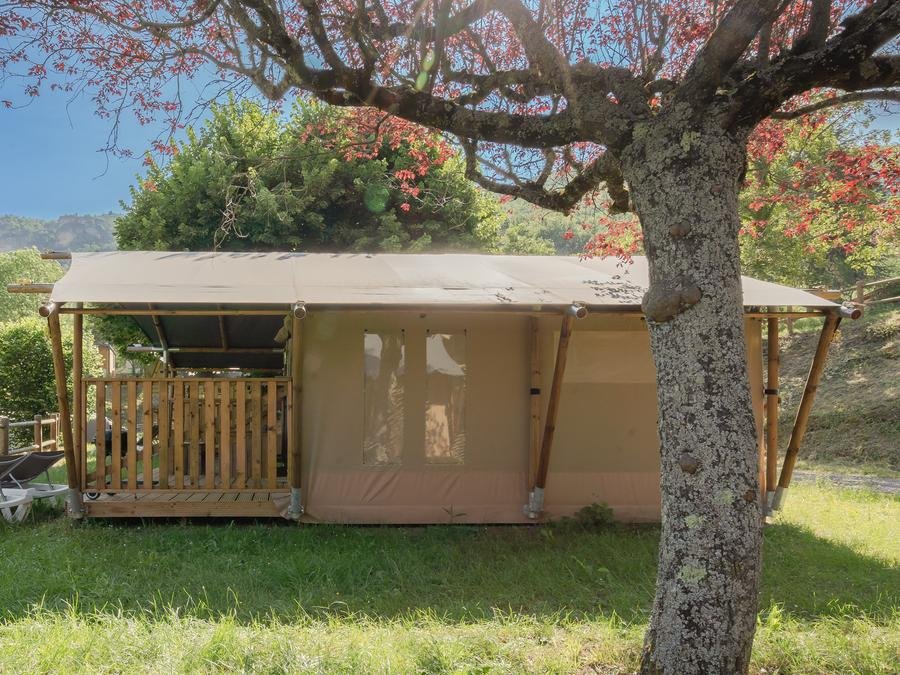 Camping Pas Cher vous présente avec son site Officiel campingpascher.fr, le Camping RCN Val De Cantobre classé 5 étoiles, situé sur la commune de Nant dans le département Aveyron (Midi Pyrénées) en France. Le camping RCN Val De Cantobre, vous présente un hébergement de type tente en toile et bois de 25 m² pour 2 personnes. Le camping RCN Val De Cantobre vous propose du sam. 22 août au sam. 29 août 2026, en promotion à -20% pour 7 nuits à 510,40 € au lieu de 638,0 € soit une Économie de 127,60 €. Cette location propose 59 dates différentes pour réserver votre séjour. Découvrez également les 19 autres gammes d'hébergements du camping. Les Avis clients pour le Camping RCN Val De Cantobre sont de 7 sur 10. Rivière, Bassin enfant, Piscine extérieure, Animation enfants, Animations familiales, Canoë-kayak, Canyoning, Escalade, Ping-pong, Pétanque, Rafting, Randonnée, Terrain multisports, Bar, Snack/Bar, Épicerie,... En savoir plus : cliquez-ICI.