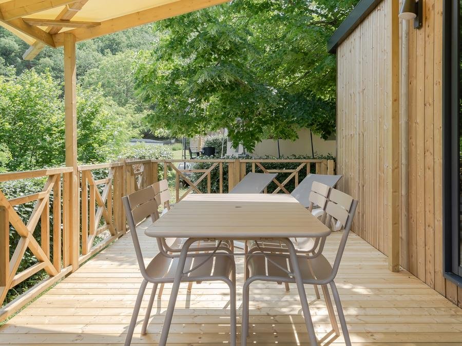Camping Pas Cher vous présente avec son site Officiel campingpascher.fr, le Camping RCN Val De Cantobre classé 5 étoiles, situé sur la commune de Nant dans le département Aveyron (Midi Pyrénées) en France. Le camping RCN Val De Cantobre, vous présente un hébergement de type mobil-home de 21 m² avec climatisation. Le camping RCN Val De Cantobre vous propose du lundi 17 août au lundi 24 août 2026, en promotion à -20% pour 7 nuits à 906,40 € au lieu de 1133,0 € soit une Économie de 226,60 €. Cette location propose 70 dates différentes pour réserver votre séjour. Découvrez également les 19 autres gammes d'hébergements du camping. Les Avis clients pour le Camping RCN Val De Cantobre sont de 7 sur 10. Rivière, Bassin enfant, Piscine extérieure, Animation enfants, Animations familiales, Canoë-kayak, Canyoning, Escalade, Ping-pong, Pétanque, Rafting, Randonnée, Terrain multisports, Bar, Snack/Bar, Épicerie,... En savoir plus : cliquez-ICI.