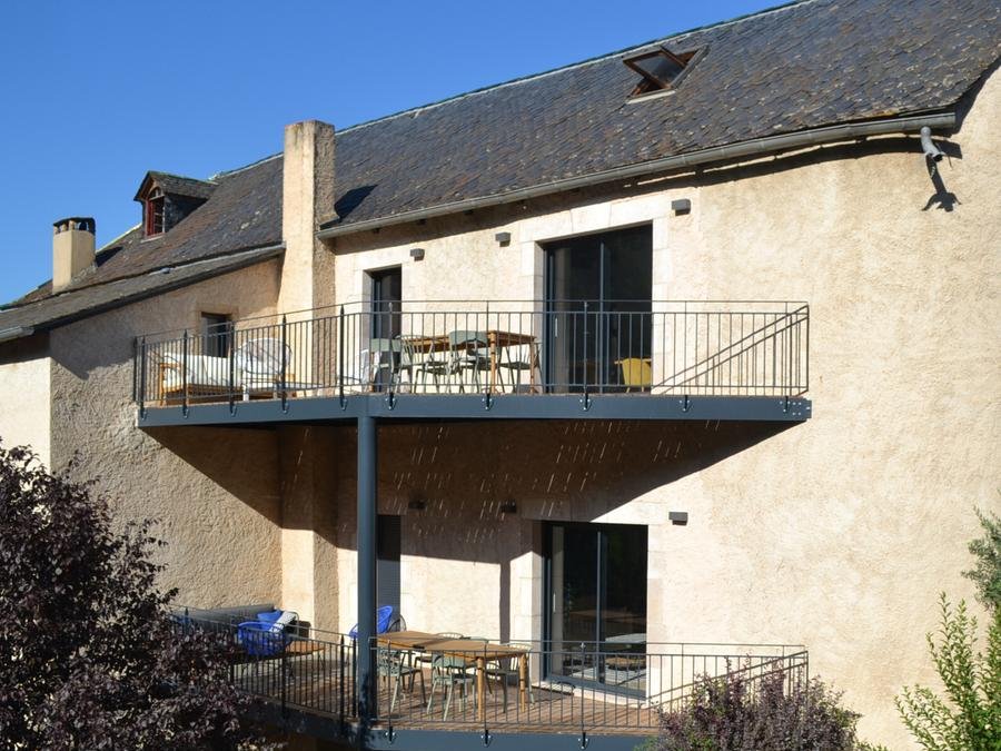 Camping Pas Cher vous présente avec son site Officiel campingpascher.fr, le Camping RCN Val De Cantobre classé 5 étoiles, situé sur la commune de Nant dans le département Aveyron (Midi Pyrénées) en France. Le camping RCN Val De Cantobre, vous présente un hébergement de type appartement de 81 m² pour 4 personnes et télévision. Le camping RCN Val De Cantobre vous propose du lundi 24 août au lundi 31 août 2026, en promotion à -19% pour 7 nuits à 1023,20 € au lieu de 1279,0 € soit une Économie de 255,80 €. Cette location propose 184 dates différentes pour réserver votre séjour. Découvrez également les 19 autres gammes d'hébergements du camping. Les Avis clients pour le Camping RCN Val De Cantobre sont de 7 sur 10. Rivière, Bassin enfant, Piscine extérieure, Animation enfants, Animations familiales, Canoë-kayak, Canyoning, Escalade, Ping-pong, Pétanque, Rafting, Randonnée, Terrain multisports, Bar, Snack/Bar, Épicerie,... En savoir plus : cliquez-ICI.