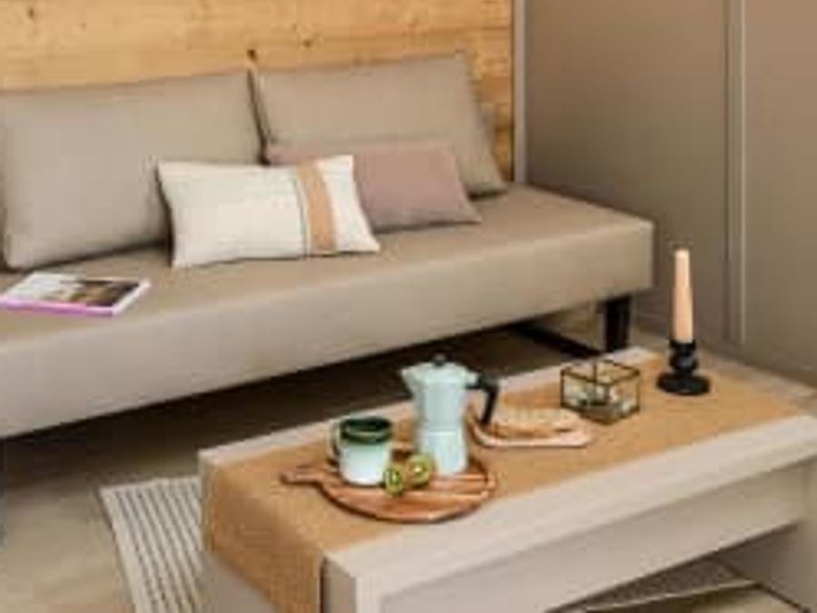 Camping Pas Cher vous présente avec son site Officiel campingpascher.fr, le Camping RCN Val De Cantobre classé 5 étoiles, situé sur la commune de Nant dans le département Aveyron (Midi Pyrénées) en France. Le camping RCN Val De Cantobre, vous présente un hébergement de type chalet de 41 m² avec climatisation. Le camping RCN Val De Cantobre vous propose du dimanche 16 août au dimanche 23 août 2026, en promotion à -20% pour 7 nuits à 1172 € au lieu de 1465,0 € soit une Économie de 293 €. Cette location propose 52 dates différentes pour réserver votre séjour. Découvrez également les 19 autres gammes d'hébergements du camping. Les Avis clients pour le Camping RCN Val De Cantobre sont excellents avec une note moyenne de 8 sur 10. Rivière, Bassin enfant, Piscine extérieure, Animation enfants, Animations familiales, Canoë-kayak, Canyoning, Escalade, Ping-pong, Pétanque, Rafting, Randonnée, Terrain multisports, Bar, Snack/Bar, Épicerie,... En savoir plus : cliquez-ICI.