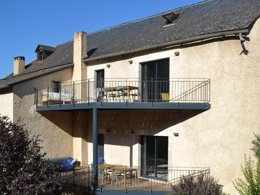 Camping Pas Cher vous présente avec son site Officiel campingpascher.fr, le Camping RCN Val De Cantobre classé 5 étoiles, situé sur la commune de Nant dans le département Aveyron (Midi Pyrénées) en France. Le camping RCN Val De Cantobre, vous présente un hébergement de type appartement de 122 m² et télévision. Le camping RCN Val De Cantobre vous propose du lundi 15 décembre au lundi 22 décembre 2025, en promotion à -20% pour 7 nuits à 804,80 € au lieu de 1006,0 € soit une Économie de 201,20 €. Cette location propose 204 dates différentes pour réserver votre séjour. Découvrez également les 16 autres gammes d'hébergements du camping. Les Avis clients pour le Camping RCN Val De Cantobre sont de 7 sur 10. Rivière, Bassin enfant, Piscine extérieure, Animation enfants, Animations familiales, Canoë-kayak, Canyoning, Escalade, Ping-pong, Pétanque, Rafting, Randonnée, Terrain multisports, Bar, Snack/Bar, Épicerie,... En savoir plus : cliquez-ICI.