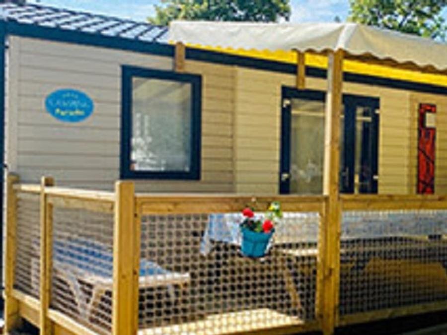 Camping Pas Cher vous présente avec son site Officiel campingpascher.fr, le Camping Paradis Family Des Issoux D'Ardèche classé 4 étoiles, situé sur la commune de Lalevade D'ardeche dans le département Ardèche (Rhône Alpes) en France. Le camping Paradis Family Des Issoux D'Ardèche, vous présente un hébergement de type mobil-home avec climatisation. Le camping Paradis Family Des Issoux D'Ardèche vous propose du sam. 05 septembre au sam. 12 septembre 2026, en promotion à -19% pour 7 nuits à 229 € au lieu de 286,0 € soit une Économie de 57 €. Cette location propose 4 dates différentes pour réserver votre séjour. Découvrez également les 15 autres gammes d'hébergements du camping. Les Avis clients pour le Camping Paradis Family Des Issoux D'Ardèche sont excellents avec une note moyenne de 8 sur 10. Piscine extérieure, Animations familiales, Club enfants, Aire de jeux enfants, Baby-foot, Canoë-kayak, Court de tennis, Ping-pong, Piscine, Pétanque, Randonnée, Salle de fitness, Structure gonflable enfants, Tir à l’arc, Trampoline, Bar, Dépôt de pain, Plats à emporter, Snack/Bar, Épicerie,... En savoir plus : cliquez-ICI.