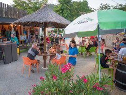 Camping Pas Cher vous présente avec son site Officiel campingpascher.fr, le Camping Paradis Family Des Issoux D'Ardèche classé 4 étoiles, situé sur la commune de Lalevade D'ardeche dans le département Ardèche (Rhône Alpes) en France. Le camping Paradis Family Des Issoux D'Ardèche, vous présente un hébergement de type tente pour 4 personnes. Le camping Paradis Family Des Issoux D'Ardèche vous propose du sam. 02 mai au sam. 09 mai 2026 pour 7 nuits à 211€. Cette location propose 29 dates différentes pour réserver votre séjour. Découvrez également les 15 autres gammes d'hébergements du camping. Les Avis clients pour le Camping Paradis Family Des Issoux D'Ardèche sont excellents avec une note moyenne de 8 sur 10. Piscine extérieure, Animations familiales, Club enfants, Aire de jeux enfants, Baby-foot, Canoë-kayak, Court de tennis, Ping-pong, Piscine, Pétanque, Randonnée, Salle de fitness, Structure gonflable enfants, Tir à l’arc, Trampoline, Bar, Dépôt de pain, Plats à emporter, Snack/Bar, Épicerie,... En savoir plus : cliquez-ICI.